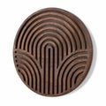 Décoration murale ronde 60 cm en bois brun à motif géométrique sculpté